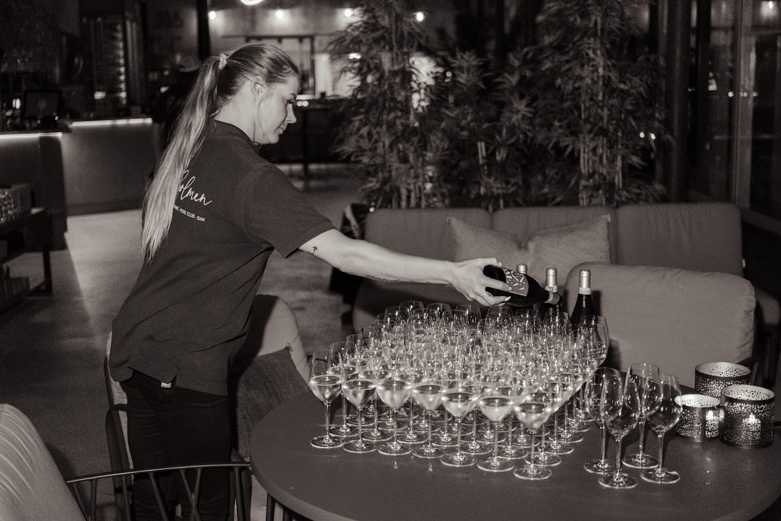 Servitør heller champagne til bryllupsgjestene