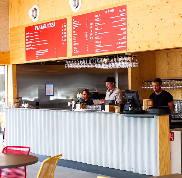 Planke Pizza ved sjøen på Edholmen