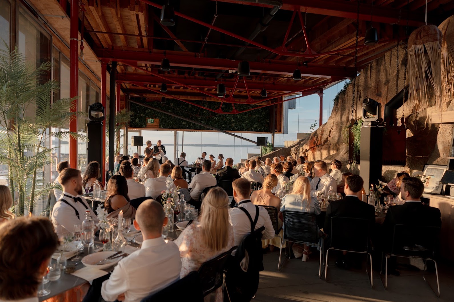 Bryllupsselskap samlet i restauranten på Edholmen