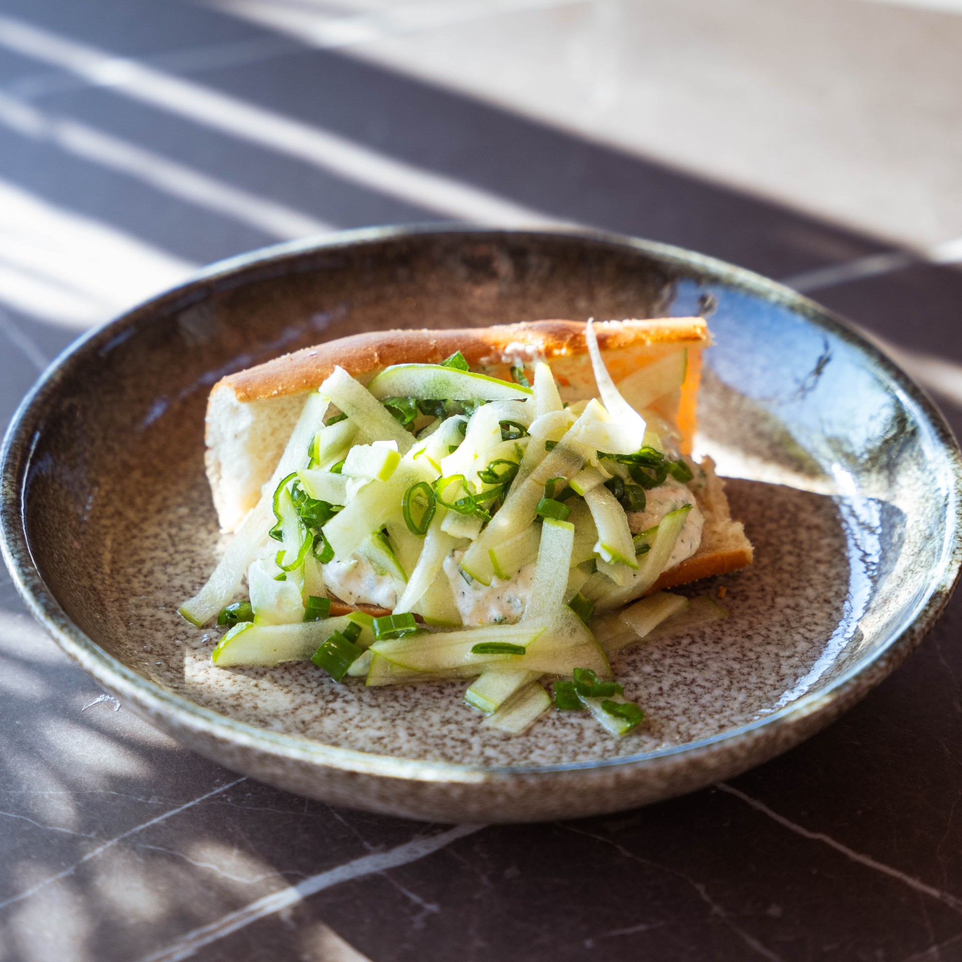 Sjømatsmørbrød med agurk og urter