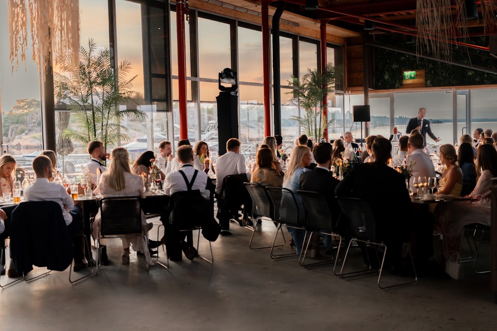 Bryllupstale i restauranten på Edholmen i solnedgang